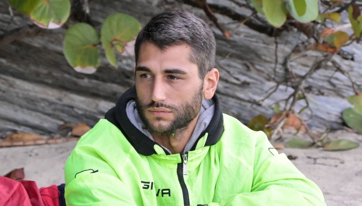 Isola dei Famosi, Jeremias crolla e minaccia il ritiro (che non arriva mai)