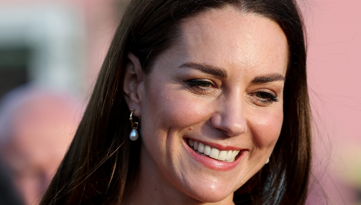 Kate Middleton, il suo costume a righe fa impazzire e lo puoi avere anche tu