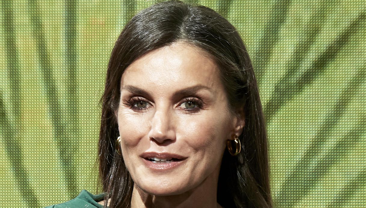 Letizia di Spagna, il look verde da 276 euro che la fa sembrare ancora più magra