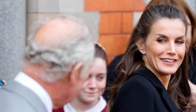Letizia di Spagna, smacco a Carlo. La camicia col fiocco è un omaggio a Diana