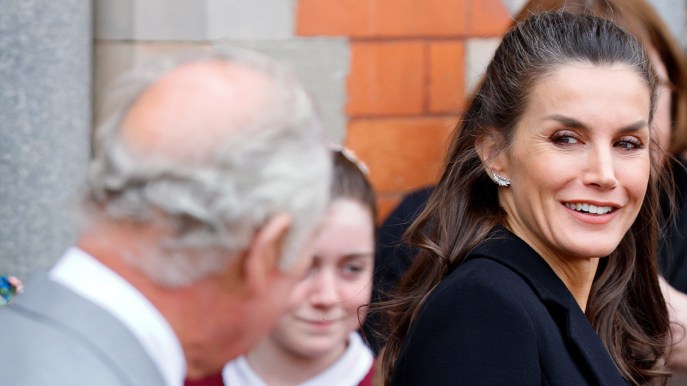 Letizia di Spagna, smacco a Carlo. La camicia col fiocco è un omaggio a Diana