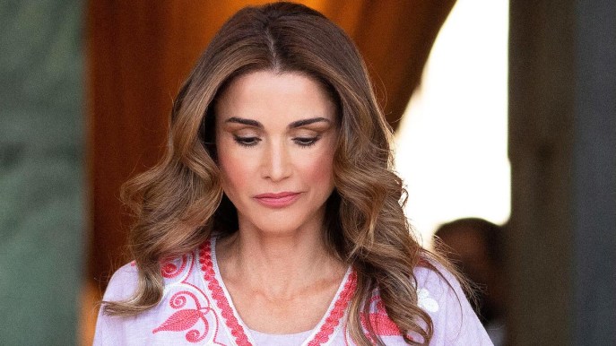 Rania di Giordania lascia senza fiato. Ma suo marito deve essere operato d’urgenza