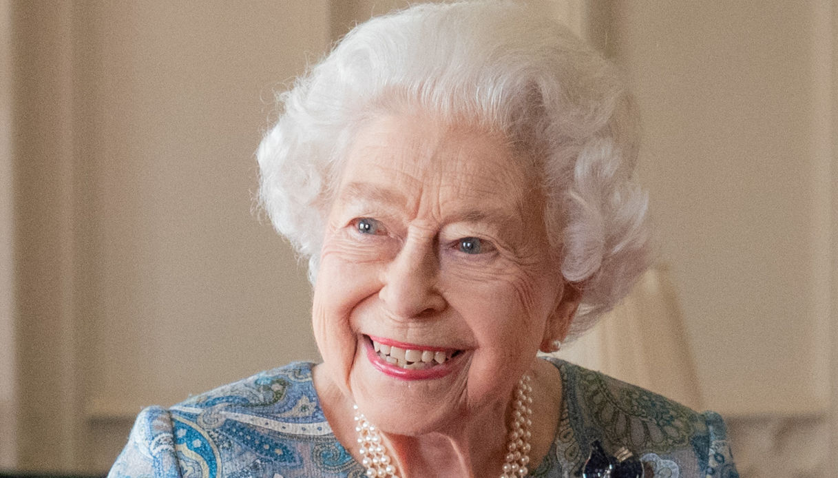 Vestirsi come la Regina con meno di 200 sterline: l’iconico accessorio per il Giubileo