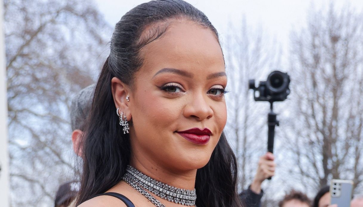 Rihanna incinta in copertina su Vogue, divina con il pancione (sempre) in bella vista