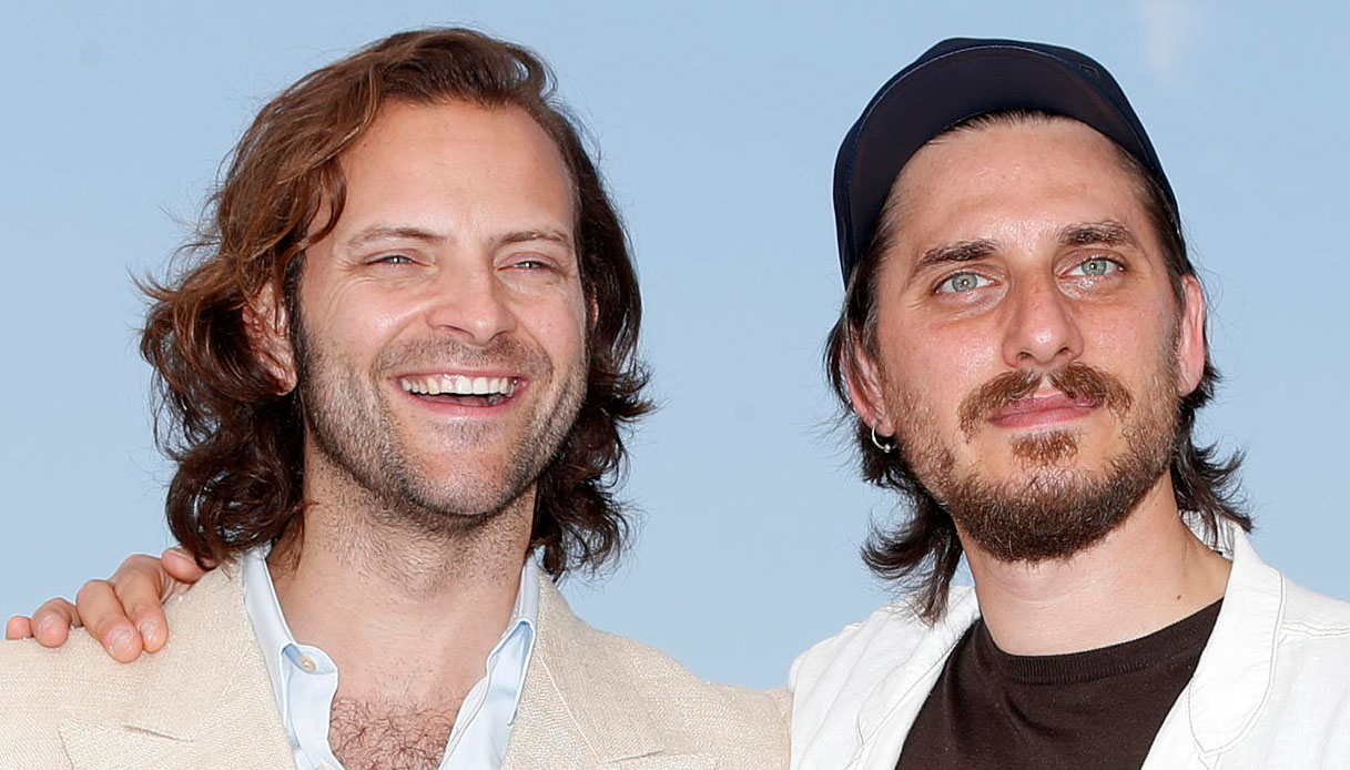 Cannes 2022, Borghi e Marinelli (bellissimi) complici con consorti al fianco