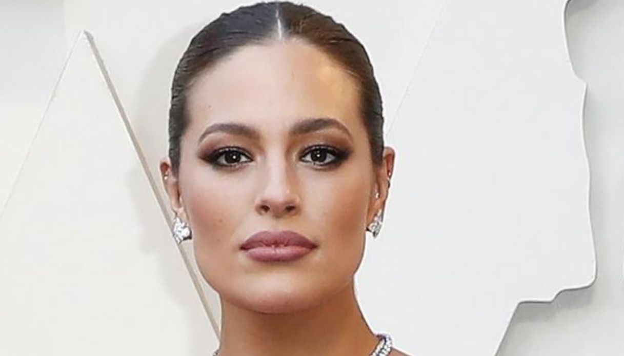 Ashley Graham: “Smagliature fino all’ombelico”. La sua battaglia per l’accettazione di sé