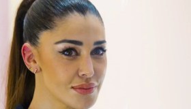 “Le Iene”, Belen in nero è una favola. Stefano De Martino con lei dietro le quinte