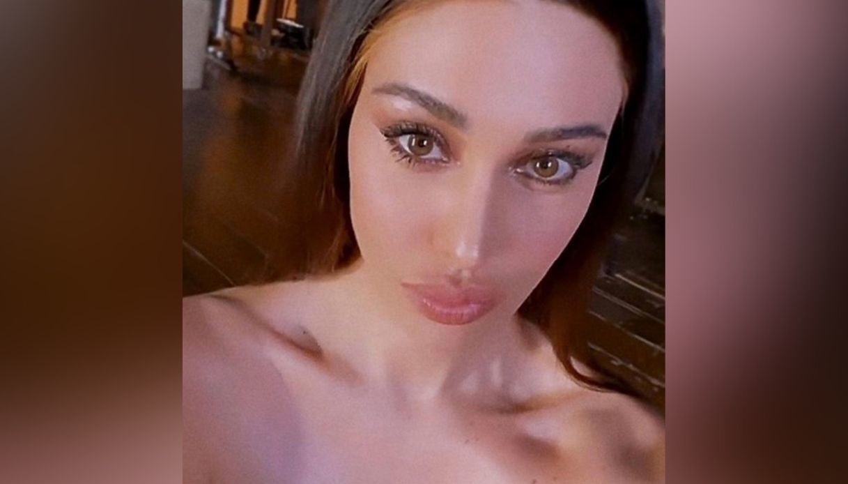 Le Iene, Belen sceglie ancora il bianco: lo spacco è da brividi