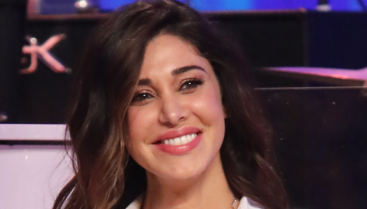 Le Iene, Belen non ne sbaglia una: l’abito monospalla con dettagli gioiello è perfetto