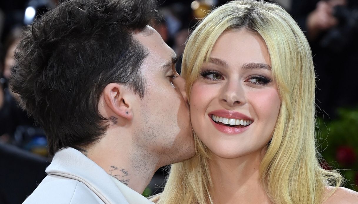 Brooklyn Beckham e Nicola Peltz mostrano le fedi a un mese dalle nozze (con prezzo da capogiro)
