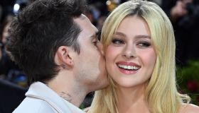Brooklyn Beckham e Nicola Peltz mostrano le fedi a un mese dalle nozze (con prezzo da capogiro)
