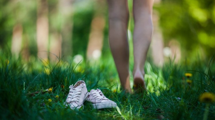 Camminare a piedi nudi fa bene?