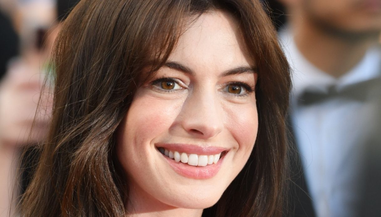 Cannes 2022, Anne Hathaway in bianco è l’essenza del minimal chic