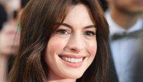 Cannes 2022, Anne Hathaway in bianco è l’essenza del minimal chic