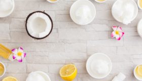 Olio di cocco e succo di limone: come usarli per capelli lucidi e sani