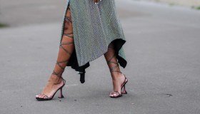 Sandali allacciati al polpaccio, come indossarli e abbinarli