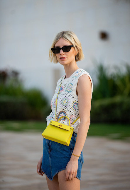 ragazza con topo crochet, jeans e borsa gialla
