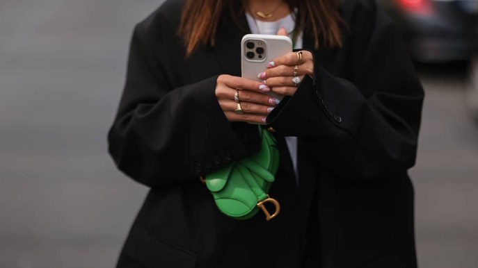 Borsetta portacellulare, come abbinarla e indossarla con stile