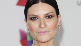 Pausini negativa al Covid: “Si riparte!”. Ma finisce al centro delle proteste
