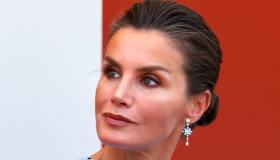 Letizia di Spagna, la perfetta ispirazione per l’estate: in azzurro è strepitosa