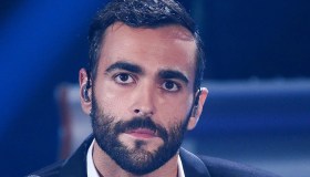 Le Iene, Belen apre con Marco Mengoni infortunato: perché il cantante ha le stampelle