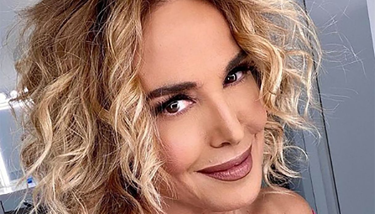 I 65 anni di Barbara D’Urso, festa pazzesca con tanti vip (e un mini abito nero)