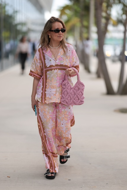 donna con completo a fiori e borsa crochet