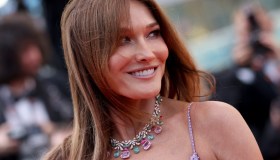 Cannes 2022, Carla Bruni in glicine: elegante e sensuale come una sirena