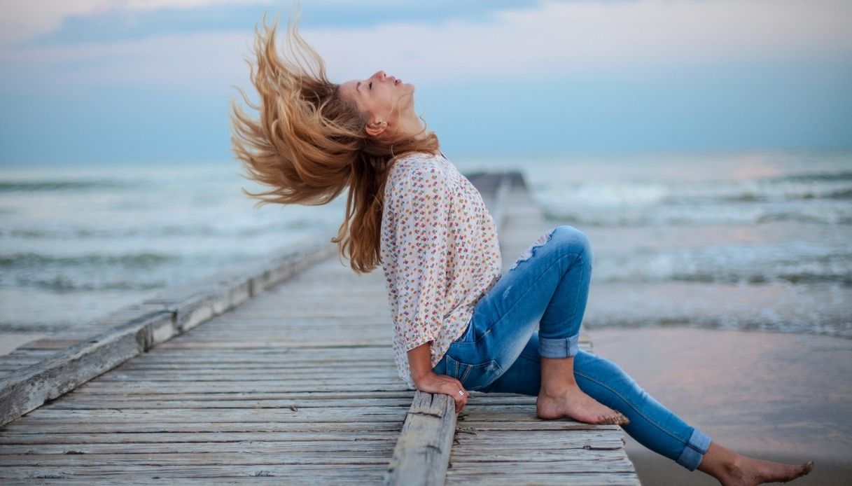 donna felice relax al vento al mare