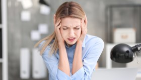Cefalea comune ed emicrania, i consigli per capire le differenze