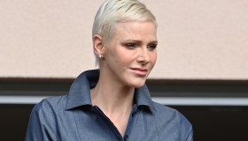 Charlene di Monaco valorizza lo chemisier. E col pixie-cut è pazzesca