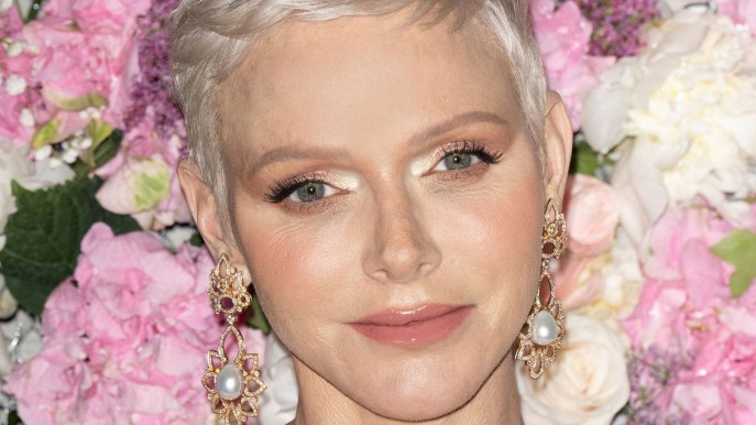 Charlene di Monaco, glaciale e magnetica in abito da sera. La confessione sulla malattia