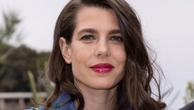 Charlotte Casiraghi rivisita il denim, il look super glamour da imitare subito