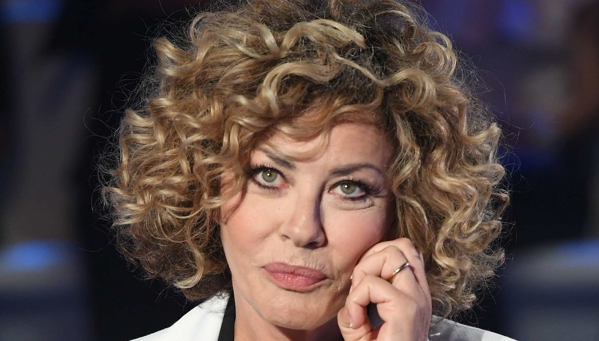 Eva Grimaldi in lacrime dalla Bortone: i sacrifici della mamma e la voglia di libertà