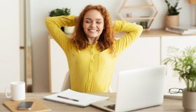 Ginnastica da seduti: 5 esercizi alla scrivania