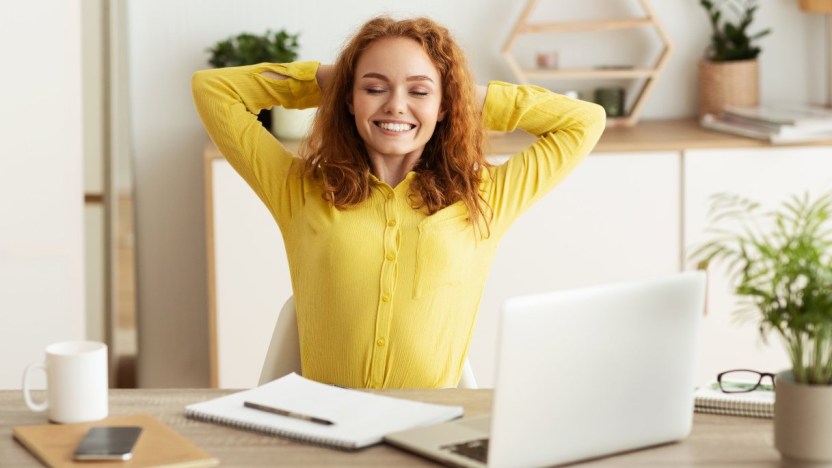 Ginnastica da seduti: 5 esercizi alla scrivania