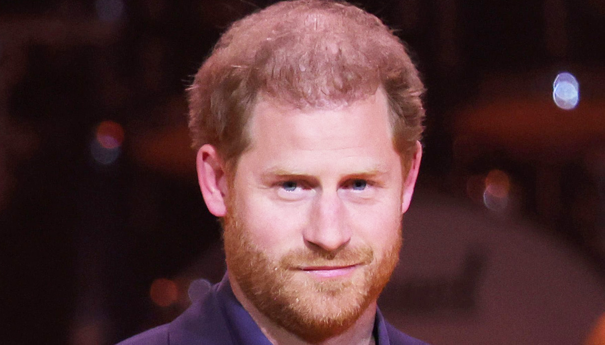 Harry senza pudore: si mostra a petto nudo e snobba il Giubileo della Regina