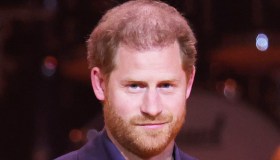 Harry senza pudore: si mostra a petto nudo e snobba il Giubileo della Regina