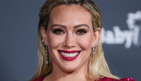 Hilary Duff posa senza veli e arriva su Disney con How I Met Your Father