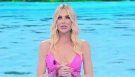 Ilary Blasi all’Isola dei Famosi, con il look in total pink salva la serata