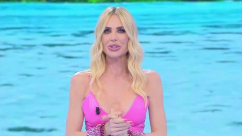 Ilary Blasi all’Isola dei Famosi, con il look in total pink salva la serata