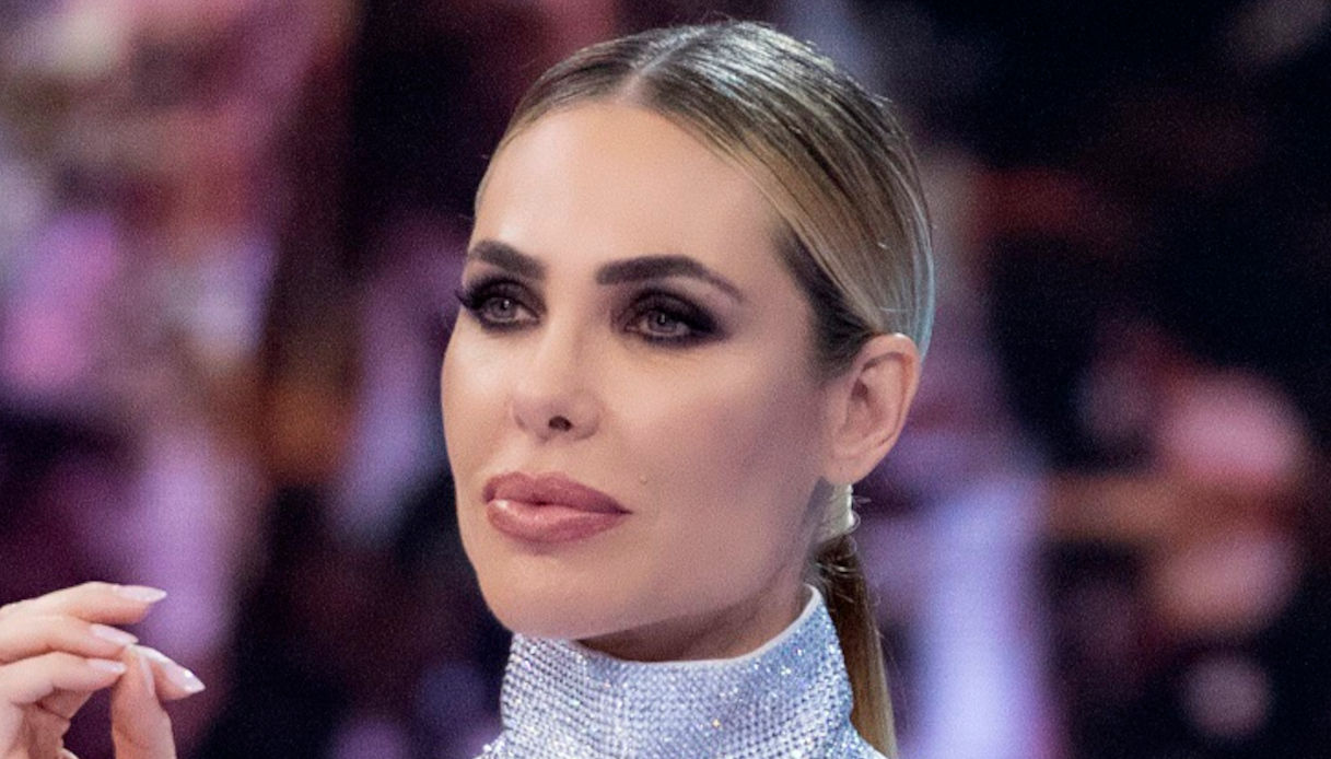 Ilary Blasi, l’abito è una cascata di diamanti ma il commento di Savino è imbarazzante