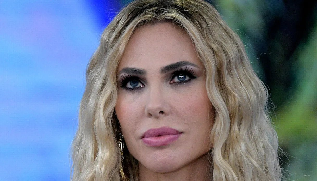 “Isola dei Famosi”, Ilary Blasi perde uno dei suoi opinionisti