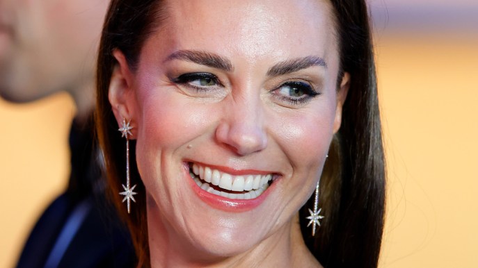 Kate Middleton osa con l’abito, mano nella mano di Tom Cruise: William imbarazzato