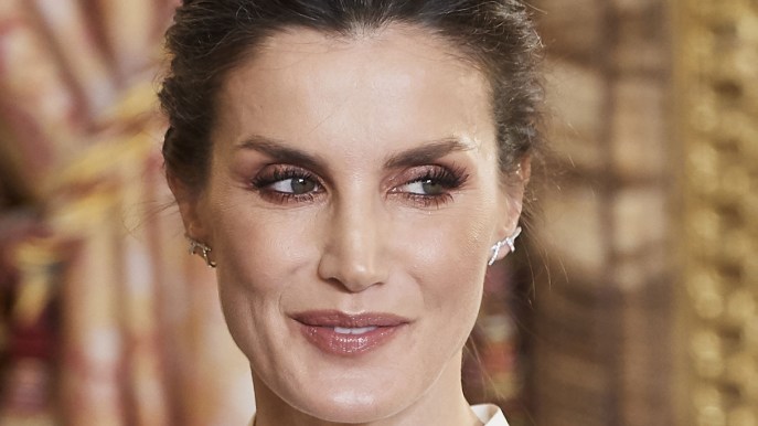 Letizia di Spagna conquista i potenti in pizzo chantilly. Ma scivola sulla lingerie