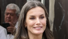 Letizia di Spagna in spiaggia, muscoli impressionanti e scarpe in corda