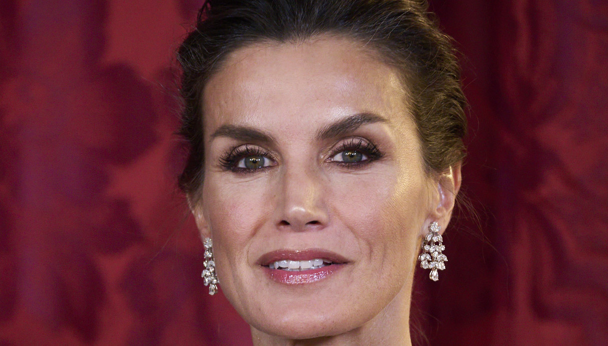 Letizia di Spagna superlativa al gala: il regalo da mille e una notte dello sceicco