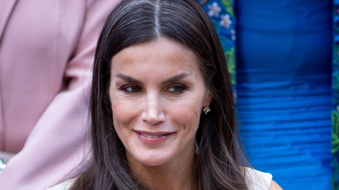 Letizia di Spagna top model con l’abito che scolpisce