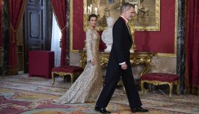 Letizia di Spagna, l’abito da sogno con fili d’oro