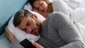 Mio marito chatta con un’altra. Cosa devo fare?